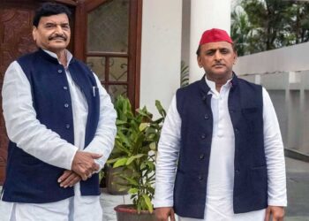 शंकराचार्य के अपमान पर भड़के अखिलेश और शिवपाल, योगी सरकार को दी रावण के अहंकार की याद