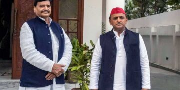 शंकराचार्य के अपमान पर भड़के अखिलेश और शिवपाल, योगी सरकार को दी रावण के अहंकार की याद