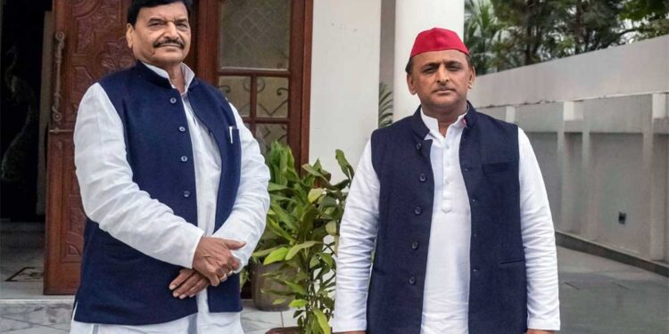 शंकराचार्य के अपमान पर भड़के अखिलेश और शिवपाल, योगी सरकार को दी रावण के अहंकार की याद