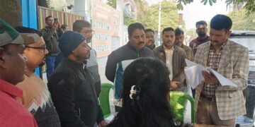 लखनऊ पश्चिम विधानसभा में पोलिंग का निरीक्षण, कमिश्नर विजय विश्वास पंत ने दिए आवश्यक निर्देश