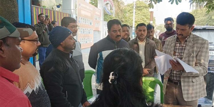 लखनऊ पश्चिम विधानसभा में पोलिंग का निरीक्षण, कमिश्नर विजय विश्वास पंत ने दिए आवश्यक निर्देश