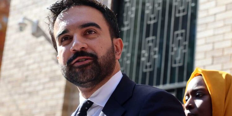 न्यूयॉर्क को मिला पहला मुस्लिम मेयर, 34 साल के जोहरान ममदानी ने कुरान पर हाथ रखकर ली शपथ, सबवे स्टेशन में हुआ समारोह