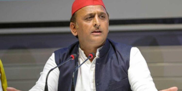 'इधर हथेली गर्म, उधर पुलिस नर्म', अखिलेश यादव का योगी सरकार पर करारा प्रहार