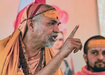 बीजेपी के अंदर सैकड़ों लोग डरे हुए हैं, शंकराचार्य ने डिप्टी सीएम के बहाने योगी पर बोला बड़ा हमला