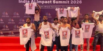 India AI Impact Summit 2026, विदेशी मेहमानों के सामने कांग्रेसियों ने उतारी शर्ट, पुलिस ने 4 नेताओं को दबोचा