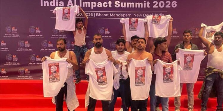India AI Impact Summit 2026, विदेशी मेहमानों के सामने कांग्रेसियों ने उतारी शर्ट, पुलिस ने 4 नेताओं को दबोचा