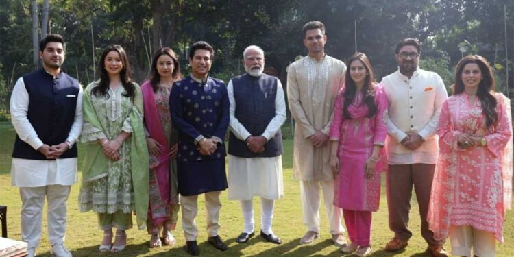 PM मोदी के घर न्योता लेकर पहुंचा तेंदुलकर परिवार, बेटे अर्जुन की शादी में शामिल होंगे प्रधानमंत्री?