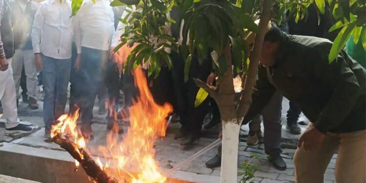 TET अनिवार्यता पर भड़के गुरुजी, अलीगढ़ में सड़क पर संग्राम, केंद्रीय मंत्री जयंत चौधरी का फूंका पुतला
