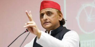 मथुरा कांड पर गरमाई सियासत, फरसा वाले बाबा की मौत के बाद अखिलेश यादव का सरकार पर तीखा हमला