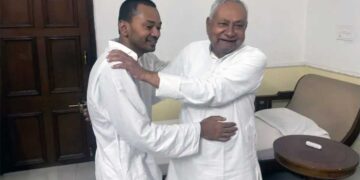 बिहार राजनीति में बड़ा मोड़, JDU में शामिल होते ही पिता नीतीश कुमार से मिले निशांत, सोनपापड़ी खिलाकर लिया आशीर्वाद