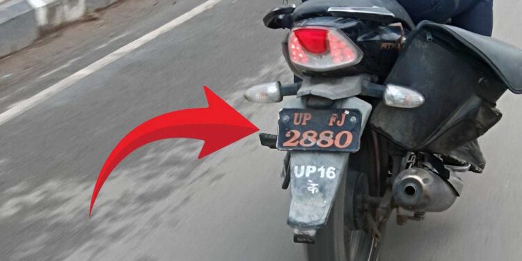 ड्यूटी पर सिपाही, नियम हुए गायब? लखनऊ में ट्रैफिक पुलिस की बाइक की नंबर प्लेट पर उठे सवाल