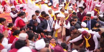 CM आवास में ढोल-नगाड़ों के साथ घुसी होल्यारों की टोली, पुष्कर सिंह धामी का ऐसा नया अवतार देख झूम उठेंगे आप