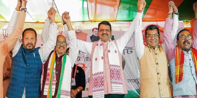 असम चुनाव से पहले फडणवीस की बड़ी भविष्यवाणी, जोरहाट से भरी हुंकार- इस बार बीजेपी की सरकार तय