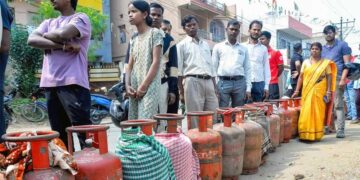 गैस संकट से ठप हुई कमाई, कमर्शियल LPG की कमी ने गिग वर्कर्स को किया बेहाल