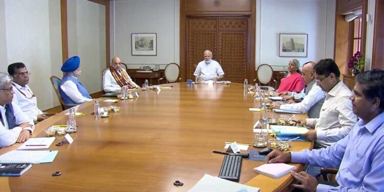 मिडिल ईस्ट युद्ध से बढ़ी टेंशन, PM मोदी की अचानक हाई-लेवल मीटिंग, ऊर्जा और LPG सप्लाई पर बड़ा मंथन