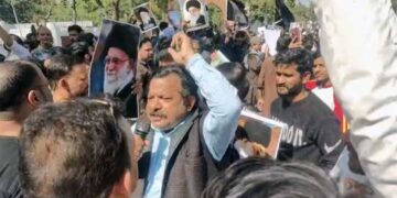 खामेनेई की मौत पर अलीगढ़ में आक्रोश, सड़कों पर उतरा शिया समुदाय, अमेरिका-इजरायल के खिलाफ भारी प्रदर्शन