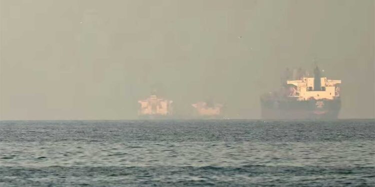 होर्मुज स्ट्रेट पर ईरान का बड़ा दांव, चीन के जहाज भी रोके, IRGC का ऐलान- बंद है रास्ता
