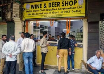 होली पर ड्राई डे खत्म, दिल्ली में जाम छलकाने वालों को बल्ले बल्ले, सियासत भी गरमाई