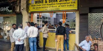 होली पर ड्राई डे खत्म, दिल्ली में जाम छलकाने वालों को बल्ले बल्ले, सियासत भी गरमाई