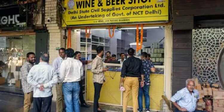 होली पर ड्राई डे खत्म, दिल्ली में जाम छलकाने वालों को बल्ले बल्ले, सियासत भी गरमाई