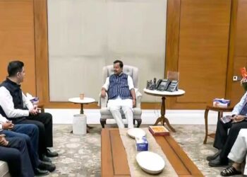 AAP में सुपर ब्रेकिंग बगावत, 7 सांसदों ने छोड़ी पार्टी, राघव चड्ढा बोले- मैं सही आदमी, गलत पार्टी में था