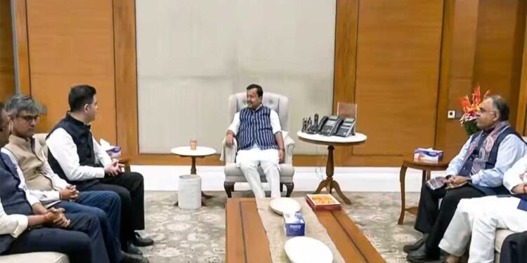 AAP में सुपर ब्रेकिंग बगावत, 7 सांसदों ने छोड़ी पार्टी, राघव चड्ढा बोले- मैं सही आदमी, गलत पार्टी में था