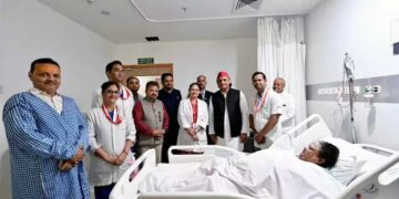 सियासत से ऊपर इंसानियत, अखिलेश यादव का पुतला जलाते झुलसी BJP विधायक से मिलने अस्पताल पहुंचे अखिलेश यादव