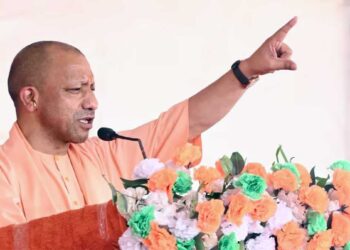 शेर आया-शेर आया नारों से गूंजा बंगाल, योगी आदित्यनाथ के रोड शो में उमड़ा जनसैलाब, भाजपा के पक्ष में दिखा जबरदस्त उत्साह