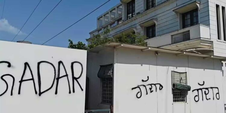 हरभजन सिंह के घर के बाहर हंगामा, दीवारों पर लिखा ‘गद्दार’, AAP कार्यकर्ताओं का फूटा गुस्सा