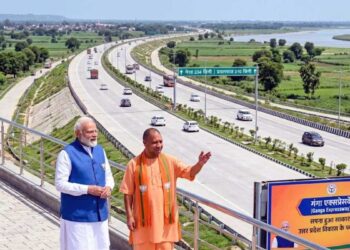 Ganga Expressway से बदलेगी यूपी की तस्वीर, सड़क नहीं, 12 जिलों में उद्योग–रोजगार की नई क्रांति