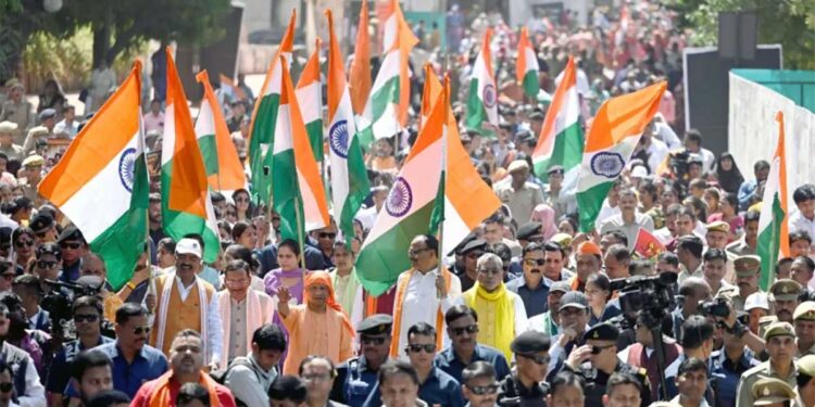 लखनऊ में ‘जन आक्रोश पदयात्रा’ का शक्ति प्रदर्शन, CM योगी के साथ सड़कों पर उतरी हजारों महिलाएं