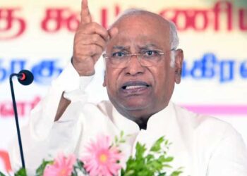 PM मोदी को आतंकवादी कहने पर बवाल, चुनाव आयोग का खरगे पर एक्शन, 24 घंटे में मांगा जवाब