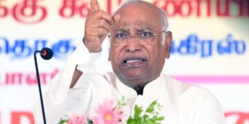 PM मोदी को आतंकवादी कहने पर बवाल, चुनाव आयोग का खरगे पर एक्शन, 24 घंटे में मांगा जवाब