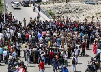 नोएडा में मजदूरों का विस्फोटक प्रदर्शन, सड़कों पर उतरी मेड्स, ट्रंप से लेकर महंगाई तक - क्या है असली वजह?