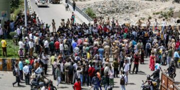 नोएडा में मजदूरों का विस्फोटक प्रदर्शन, सड़कों पर उतरी मेड्स, ट्रंप से लेकर महंगाई तक - क्या है असली वजह?