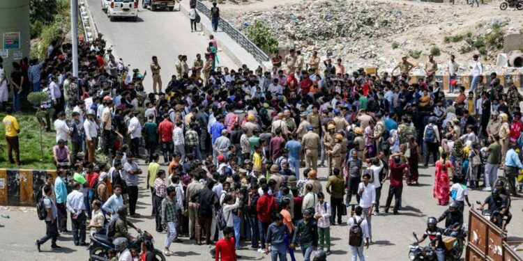 नोएडा में मजदूरों का विस्फोटक प्रदर्शन, सड़कों पर उतरी मेड्स, ट्रंप से लेकर महंगाई तक - क्या है असली वजह?