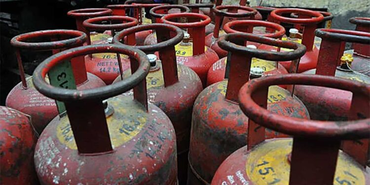 अमेठी में 1295 LPG सिलेंडरों की हेराफेरी पकड़ी गई, एजेंसी मालिक पर केस दर्ज
