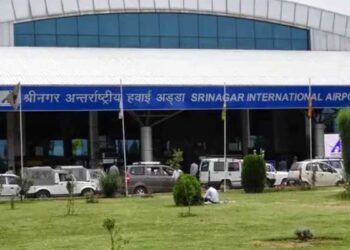 श्रीनगर एयरपोर्ट पर हड़कंप, अमेरिकी नागरिकों के बैग से मिला सैटेलाइट फोन, तुरंत हिरासत में लिए गए