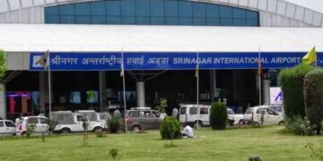 श्रीनगर एयरपोर्ट पर हड़कंप, अमेरिकी नागरिकों के बैग से मिला सैटेलाइट फोन, तुरंत हिरासत में लिए गए