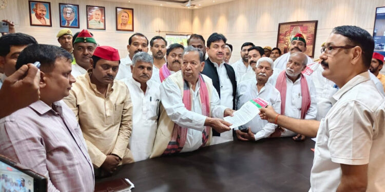 स्मार्ट मीटर से परेशान जनता, सपा कार्यकर्ताओं ने DM को सौंपा ज्ञापन