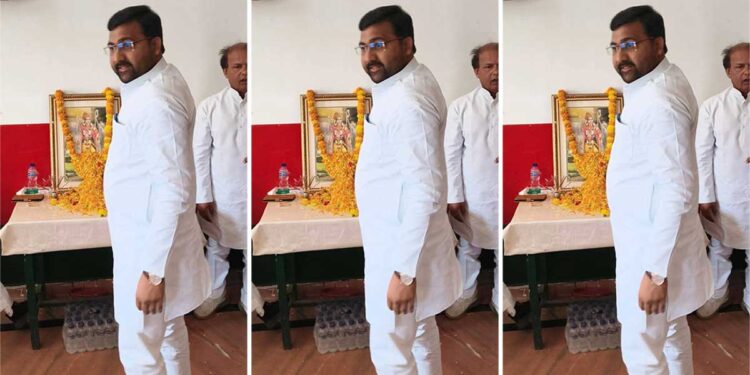 सपा कार्यालय में मनाई गई महाराजा गुह्यराज निषाद जयंती, सुबोध चंद्र यादव ने अर्पित किए श्रद्धा सुमन