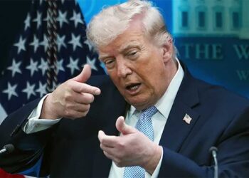 बातचीत भी, घेराबंदी भी! ट्रंप का ईरान पर थ्री-वे अटैक, क्या जंग के करीब पहुंची दुनिया?