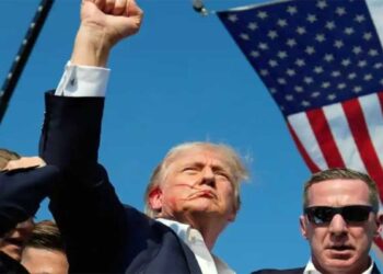 खून, गोलियां और सियासत: ट्रंप पर हमले की आइकॉनिक तस्वीर से फिर भड़की साजिश की बहस, सच क्या है?