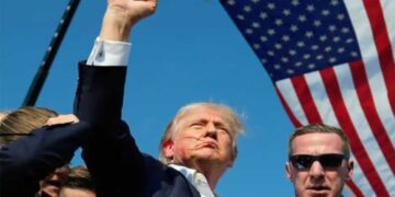 खून, गोलियां और सियासत: ट्रंप पर हमले की आइकॉनिक तस्वीर से फिर भड़की साजिश की बहस, सच क्या है?