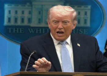 US-Iran War Alert: होर्मुज में दिखे माइंस बिछाने वाली बोट तो तुरंत तबाह करें - ट्रंप का सख्त आदेश, क्या भड़कने वाली है नई जंग?