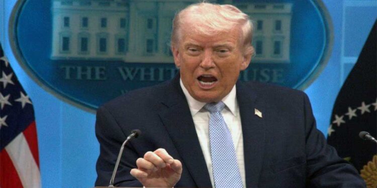 US-Iran War Alert: होर्मुज में दिखे माइंस बिछाने वाली बोट तो तुरंत तबाह करें - ट्रंप का सख्त आदेश, क्या भड़कने वाली है नई जंग?