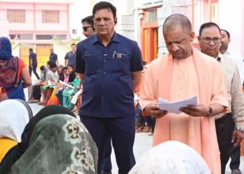 घबराइए मत.., बीमार बच्चे को देख भावुक हुए CM योगी, तुरंत दिलाई मदद की गारंटी