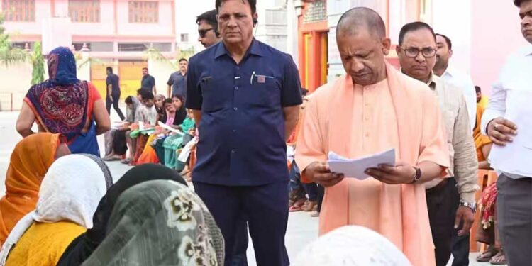 घबराइए मत.., बीमार बच्चे को देख भावुक हुए CM योगी, तुरंत दिलाई मदद की गारंटी