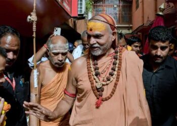 महोबा में शंकराचार्य का बड़ा बयान, धीरेंद्र शास्त्री की गौ यात्रा को बताया ‘दिल से जुड़ा मुद्दा’