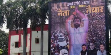 BJP को यूपी में नया सिरदर्द देने की तैयारी? CM आवास के बाहर लगे पोस्टर से बढ़ी हलचल